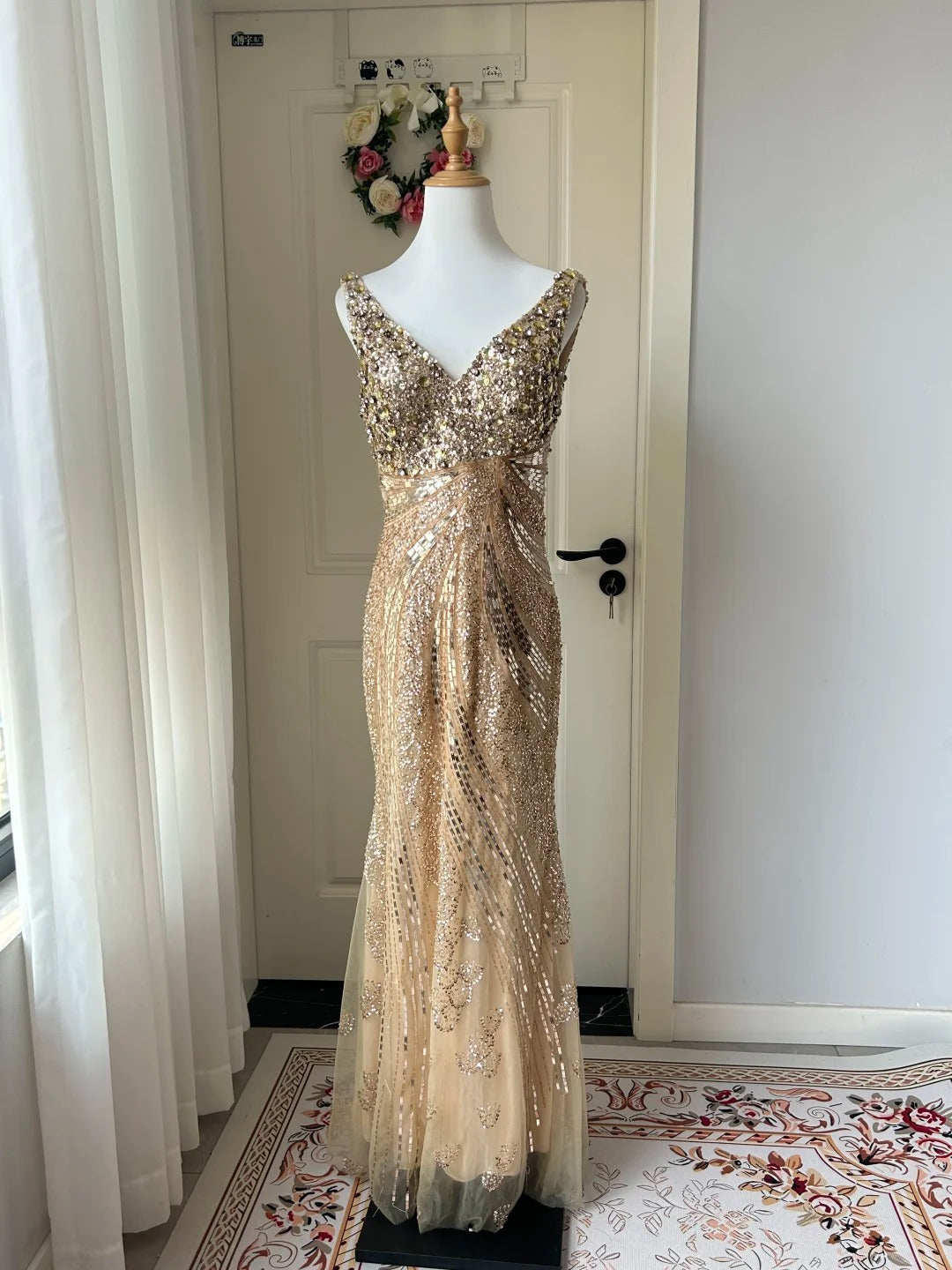 Luxurious Gold V-Neck Mermaid Sequined Long Formal Prom Dresses Secondary image