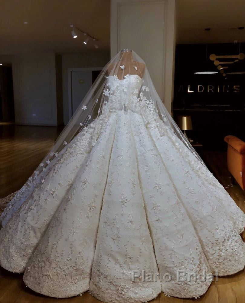 Luxurious Strapless Lace Appliques Beading Sleeveless Ball Gown Wedding Dress Secondary image