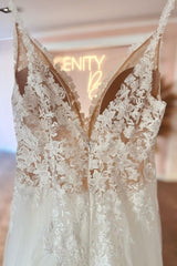 Modern Sweetheart Long V-Neck Sleeveless Lace Wedding Dresses Online