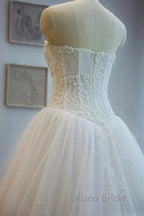 Noble Strapless Lace Decal Sheer Off Shoulder And Floor Length Floor Mopping Wedding Dresses