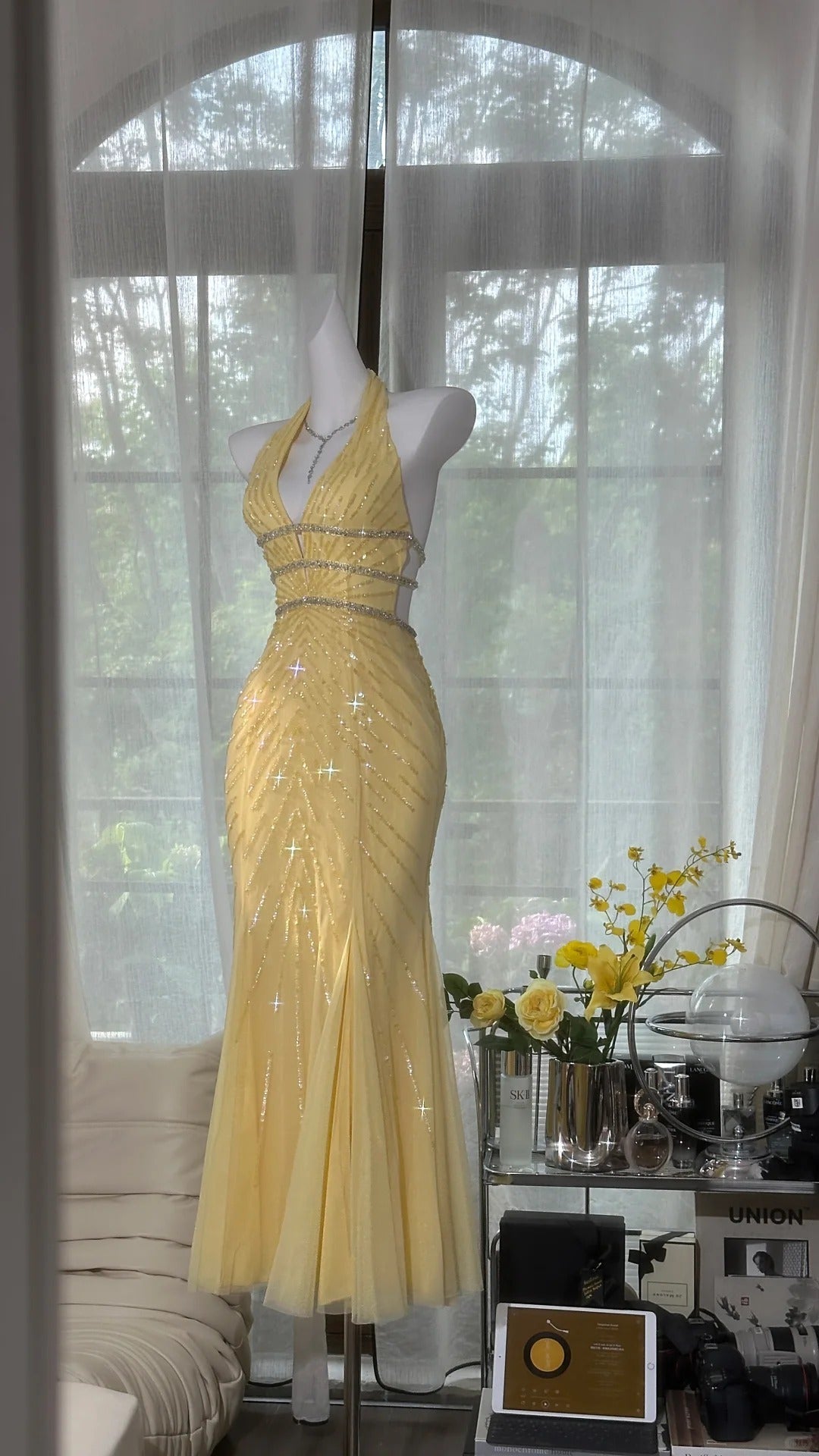 Pretty Yellow Sequin Halter Neck Backless Mermaid Formal Prom Dresses