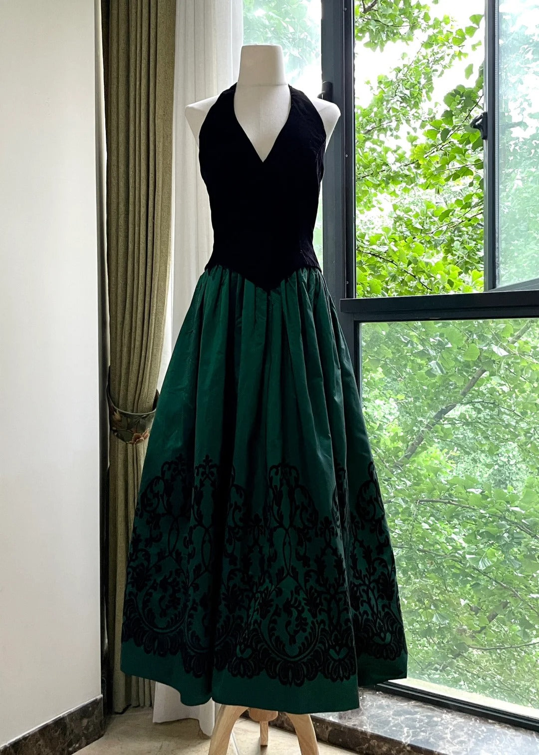 Retro Black And Green A-Line Halter Neck Velvet And Satin Formal Prom Dresses