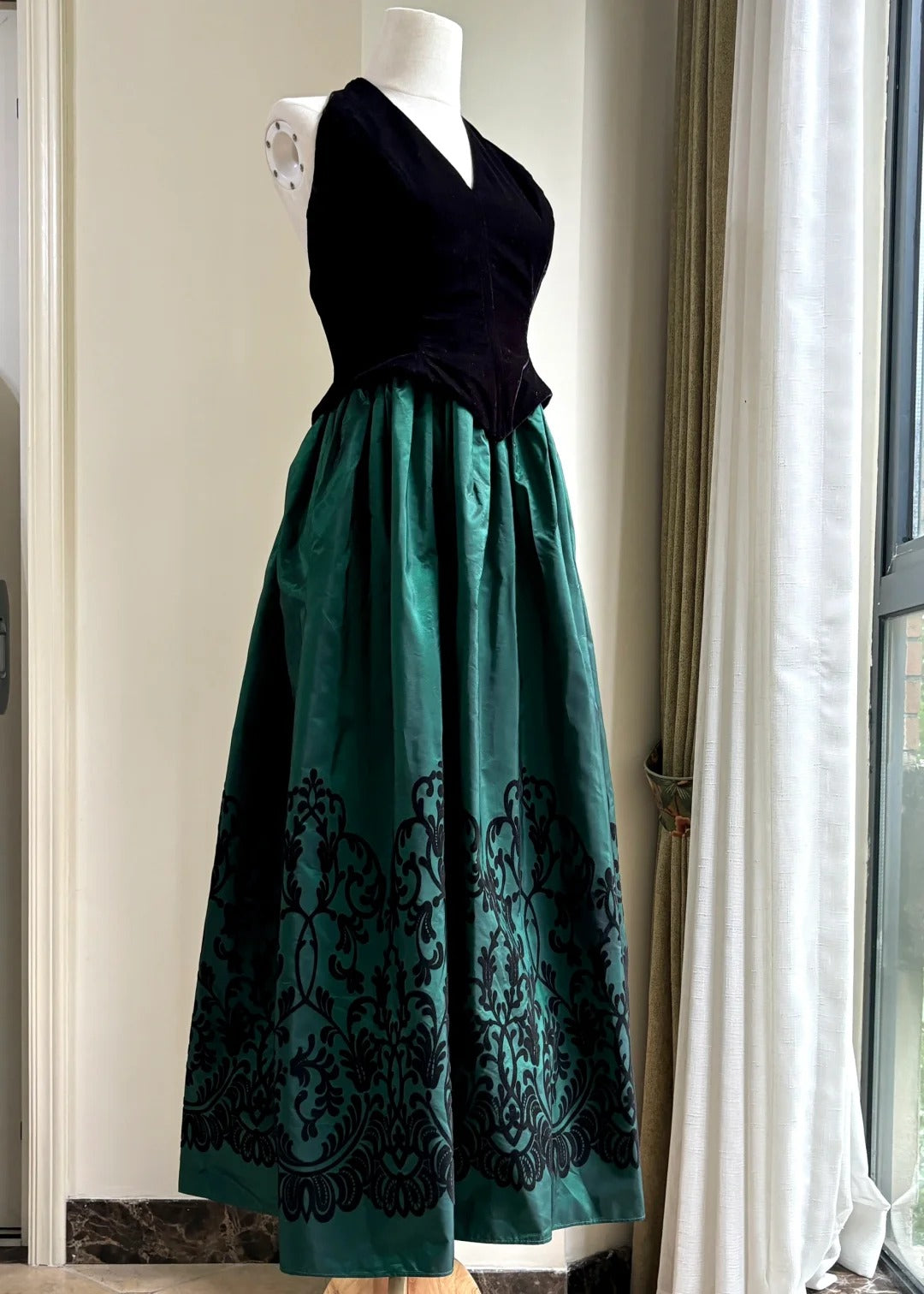 Retro Black And Green A-Line Halter Neck Velvet And Satin Formal Prom Dresses
