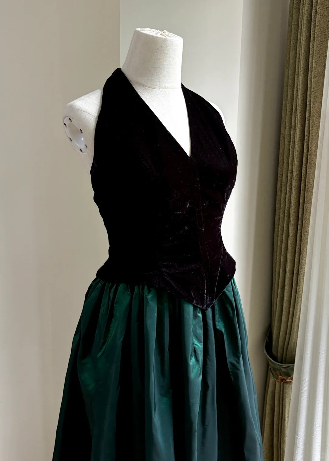 Retro Black And Green A-Line Halter Neck Velvet And Satin Formal Prom Dresses