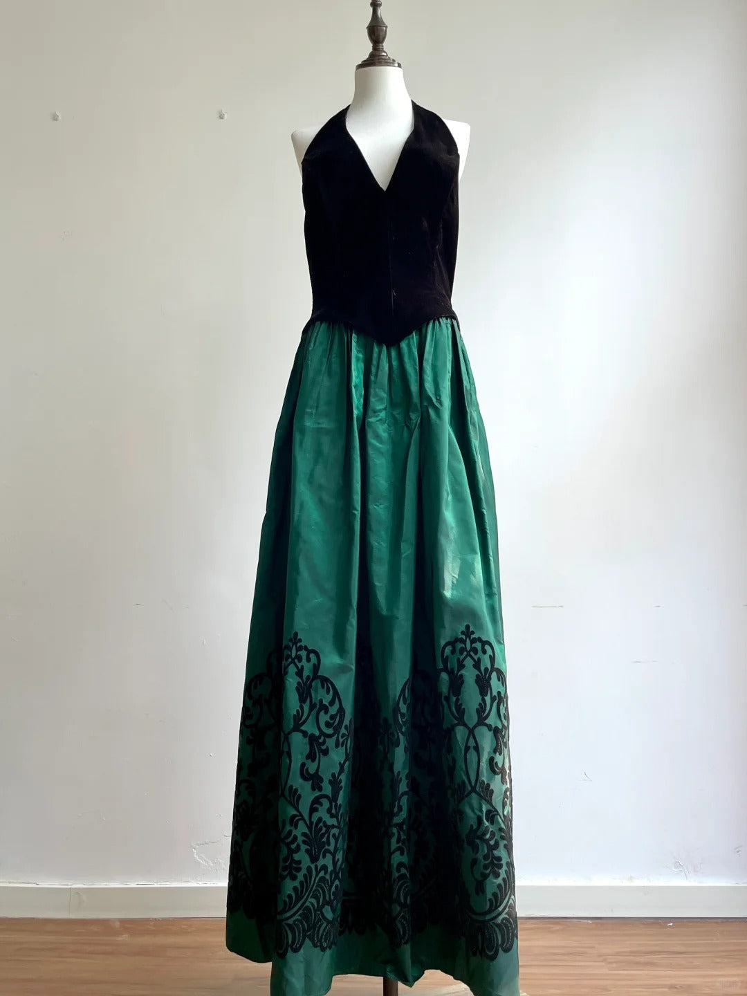 Retro Black And Green A-Line Halter Neck Velvet And Satin Formal Prom Dresses