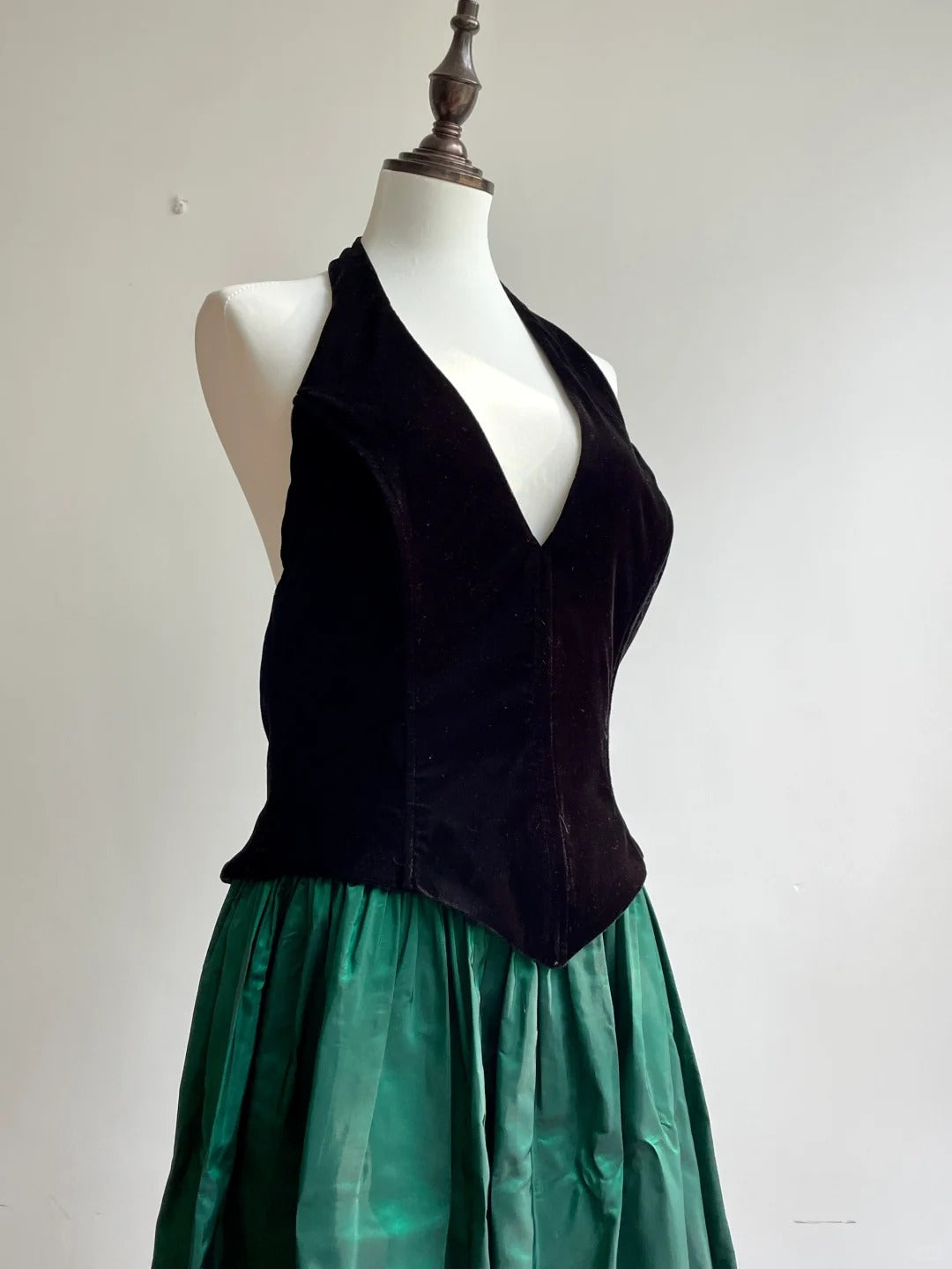Retro Black And Green A-Line Halter Neck Velvet And Satin Formal Prom Dresses