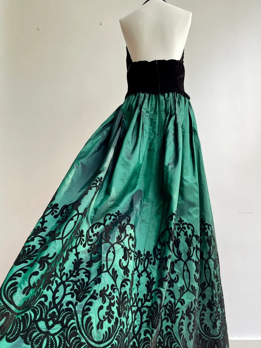 Retro Black And Green A-Line Halter Neck Velvet And Satin Formal Prom Dresses