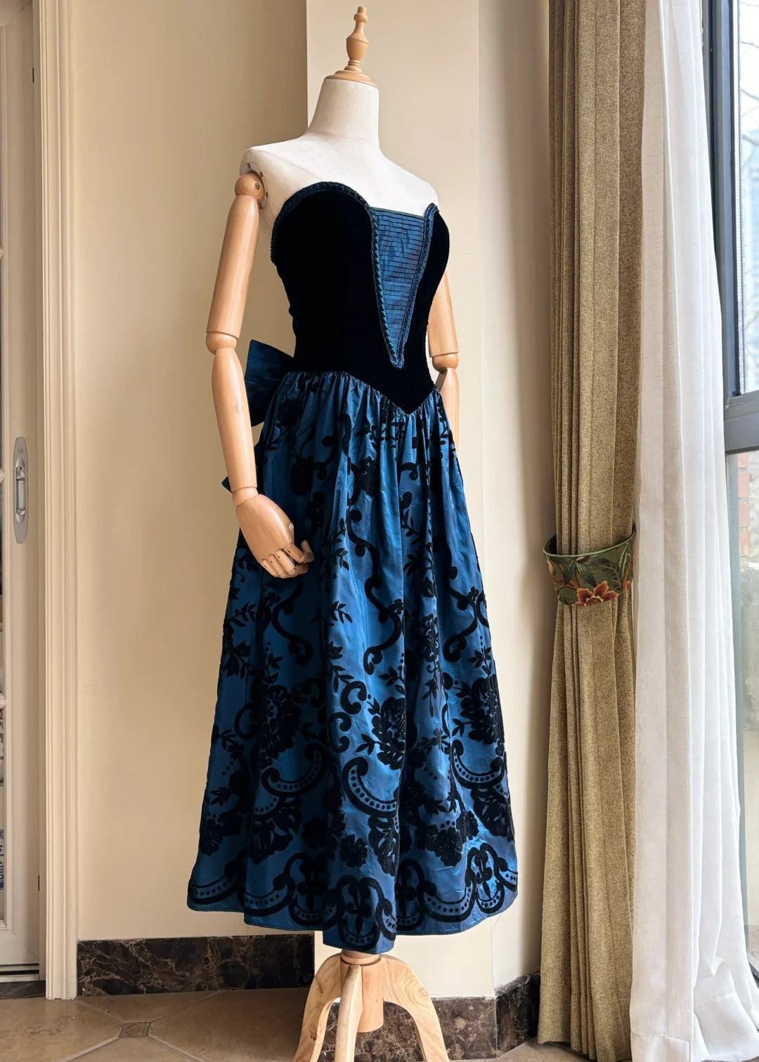 Retro Blue And Black A-Line Strapless Bow Jacquard Velvet Long Formal Prom Dresses Main image