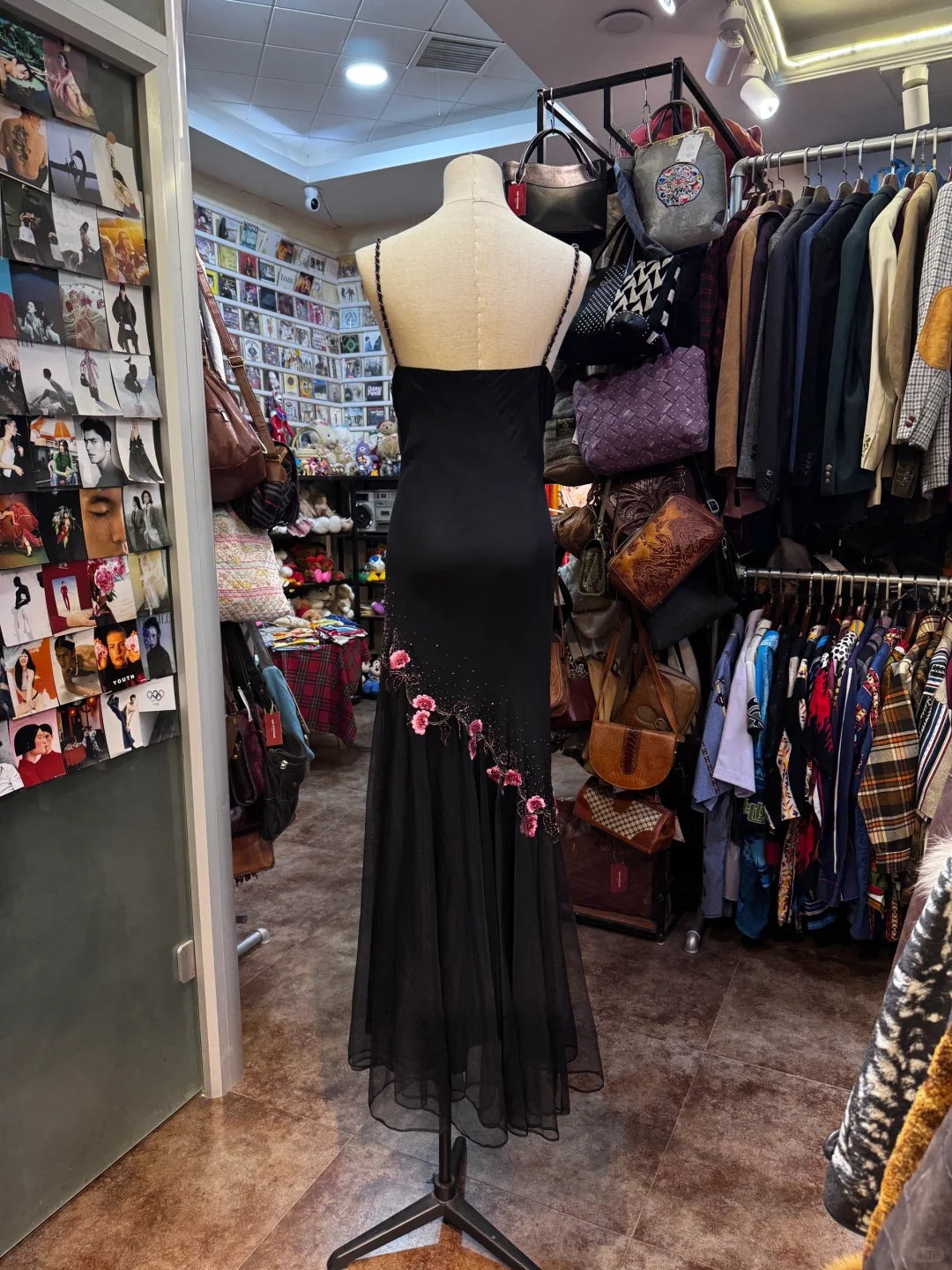 Retro Elegant Black Halter Neck Embroidered Chiffon Long Formal Prom Dresses
