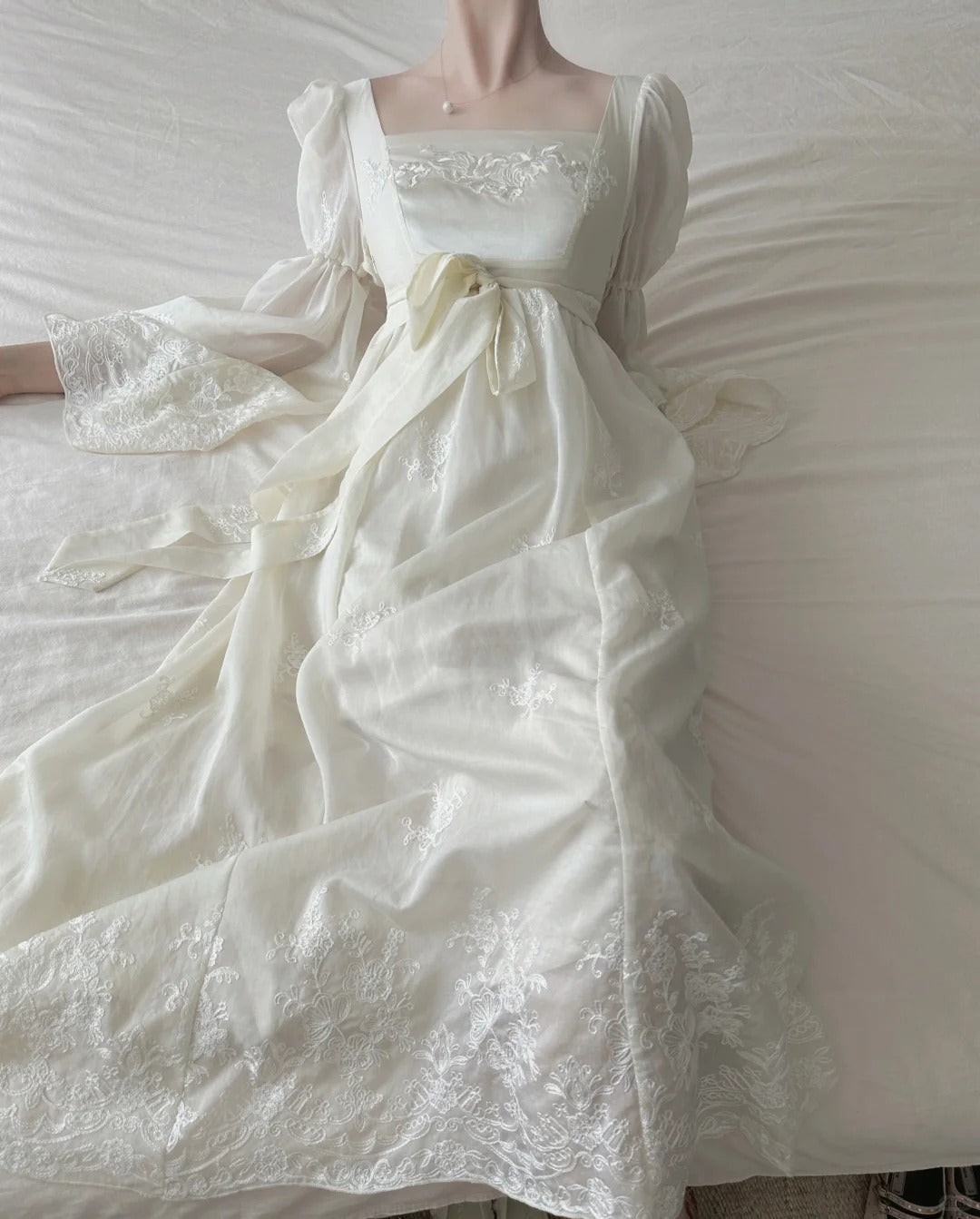 Retro Elegant Ivory A-Line Square Neck Long Sleeve Embroidered Lace Long Formal Prom Dresses Secondary image