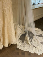 Retro Elegant Off-White Mermaid Strapless Lace Wedding Dresses