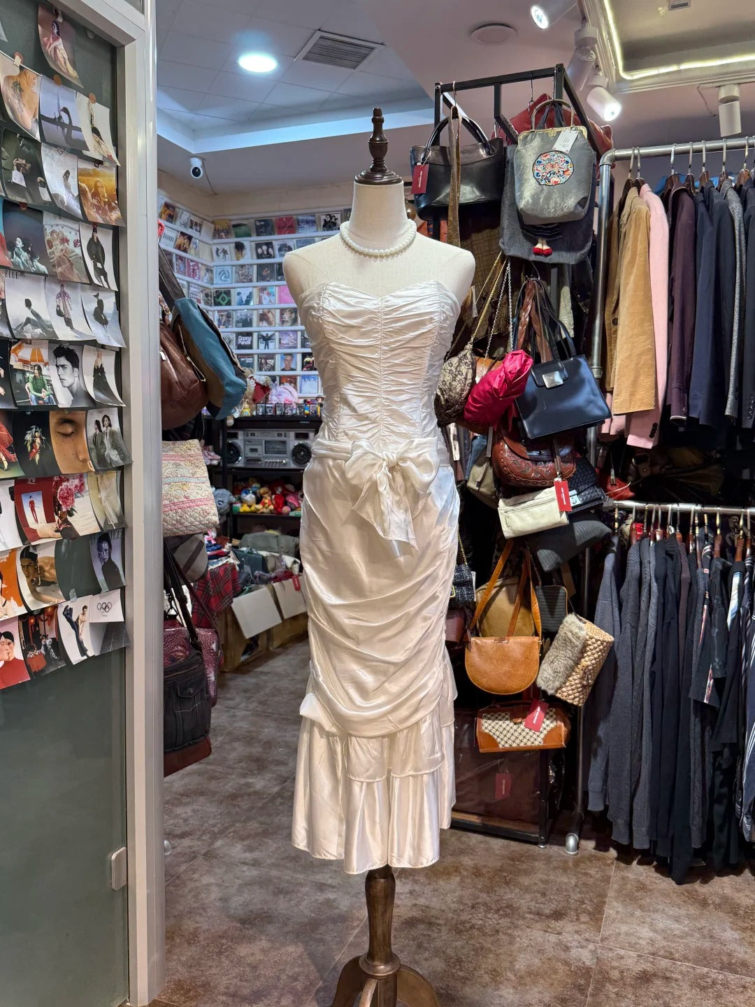 Retro Elegant White Mermaid Strapless Pleated Satin Long Formal Prom Dresses Main image