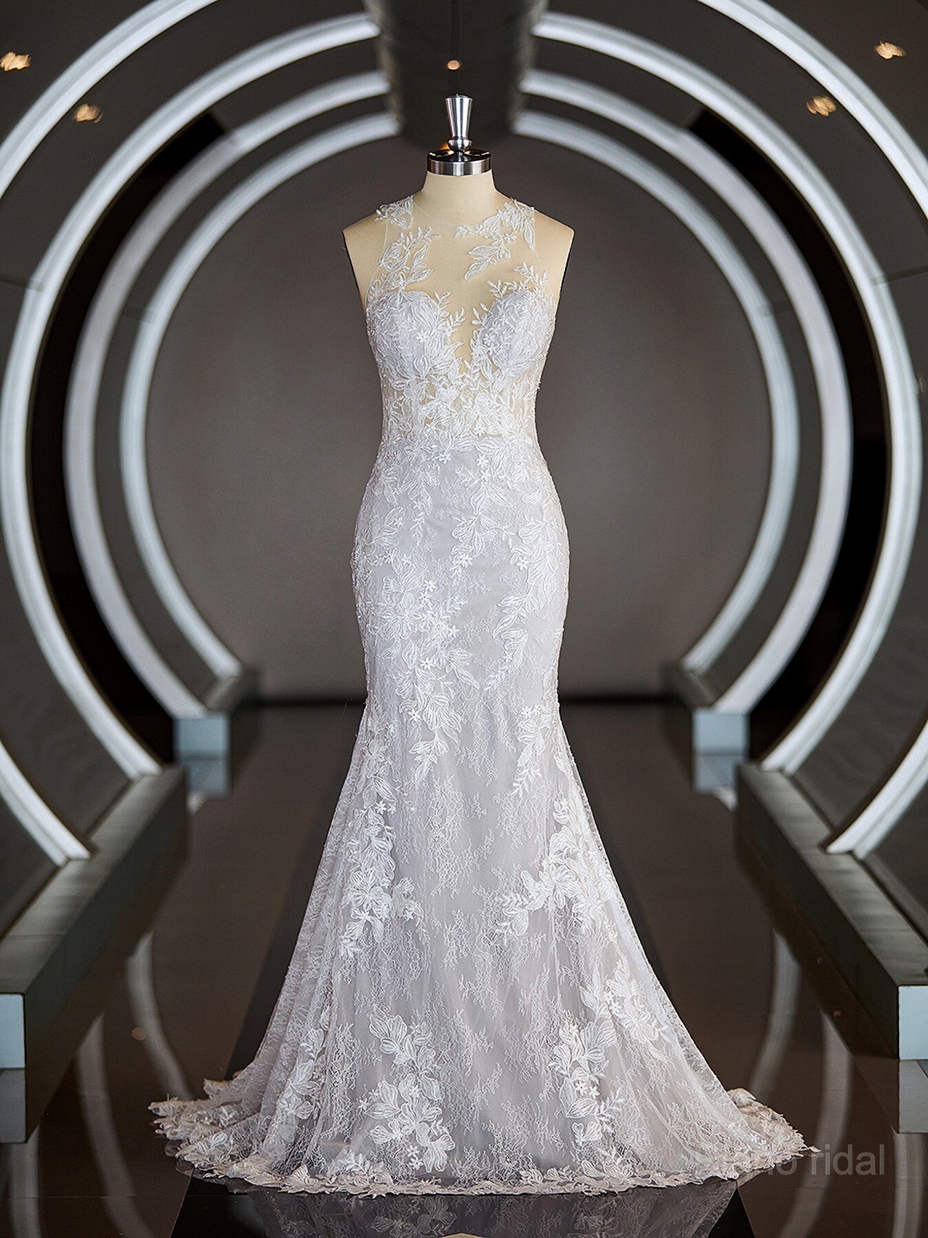 Sheath/Column Scoop Court Train Lace Wedding Dresses with Appliques Lace Main image