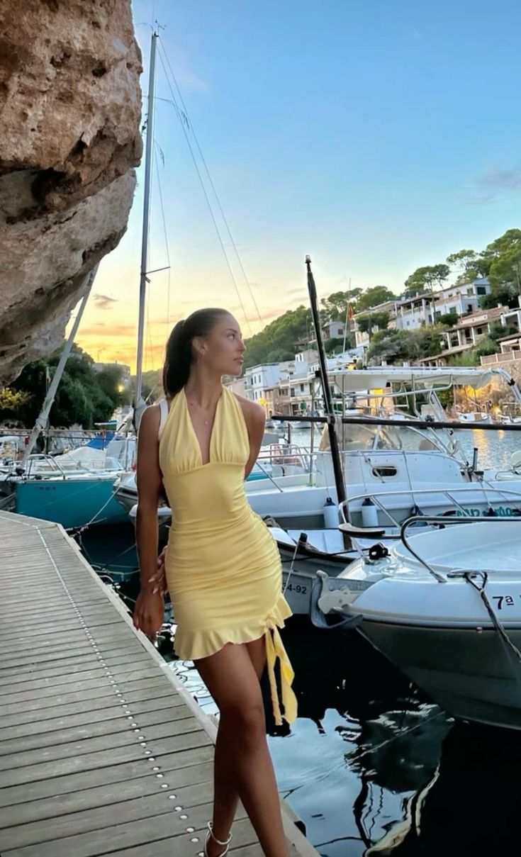 Simple And Elegant Yellow Halter Neck Open Back Slim Fit 19Th Birthday Homecoming Dresses Secondary image