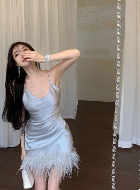 Sweet Strapless V-Neck Satin Feather 17Th Birthday Homecoming Dresses