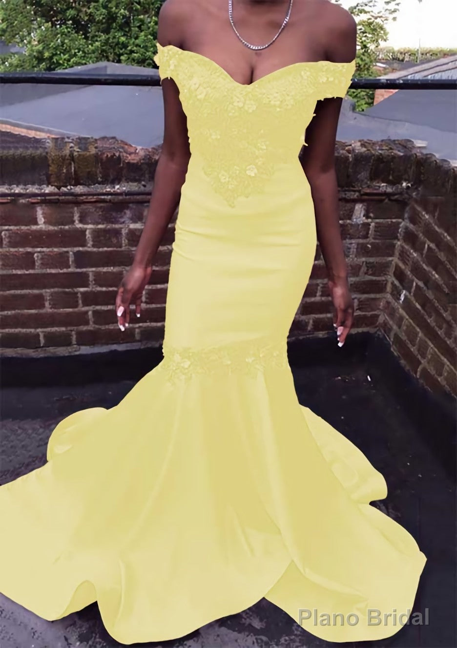 Trumpet/Mermaid Off-the-Shoulder Court Train Satin Prom Dresses With Beading Flowers