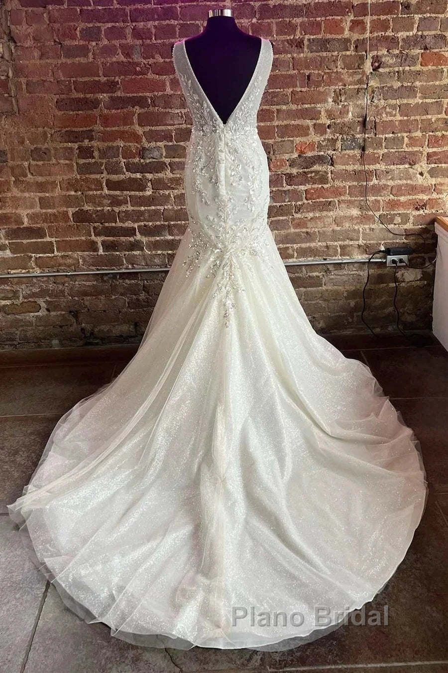 Tulle Lace Plunge V Long Wedding Dresses Secondary image