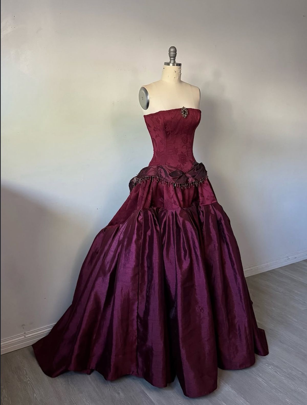 Vintage Ball Gown Strapless Burgundy Sleeveless Satin 90S Classy Formal Prom Dresses Inspiration Party Dresses Princess Graduation Dresses