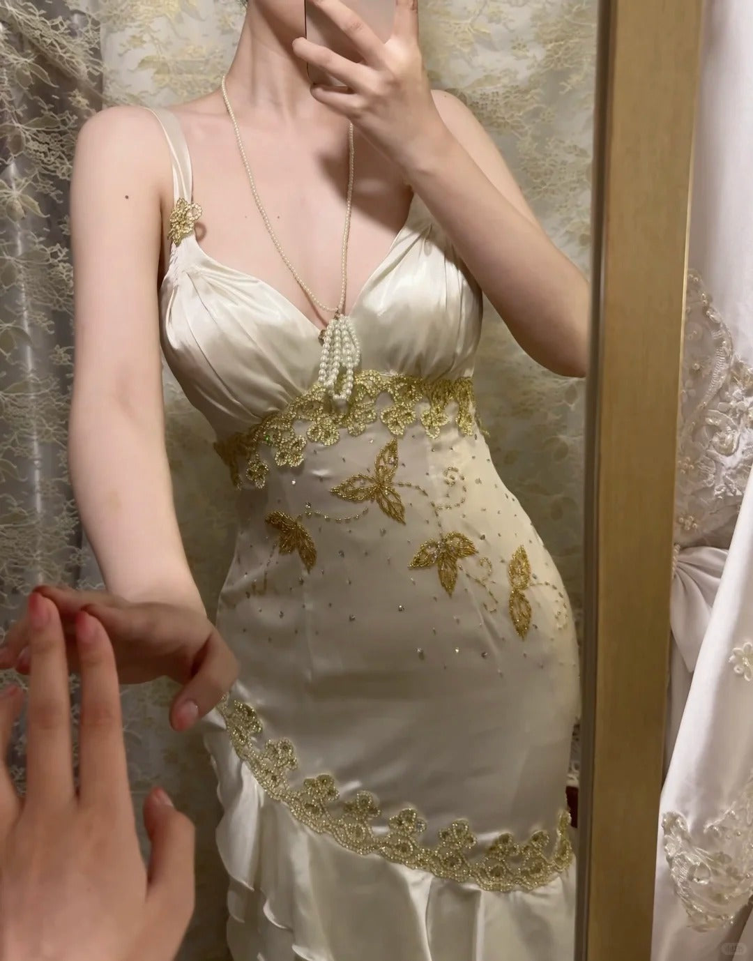 Vintage Beaded Satin V-Neck Ruffle Mermaid Prom Dress Main image