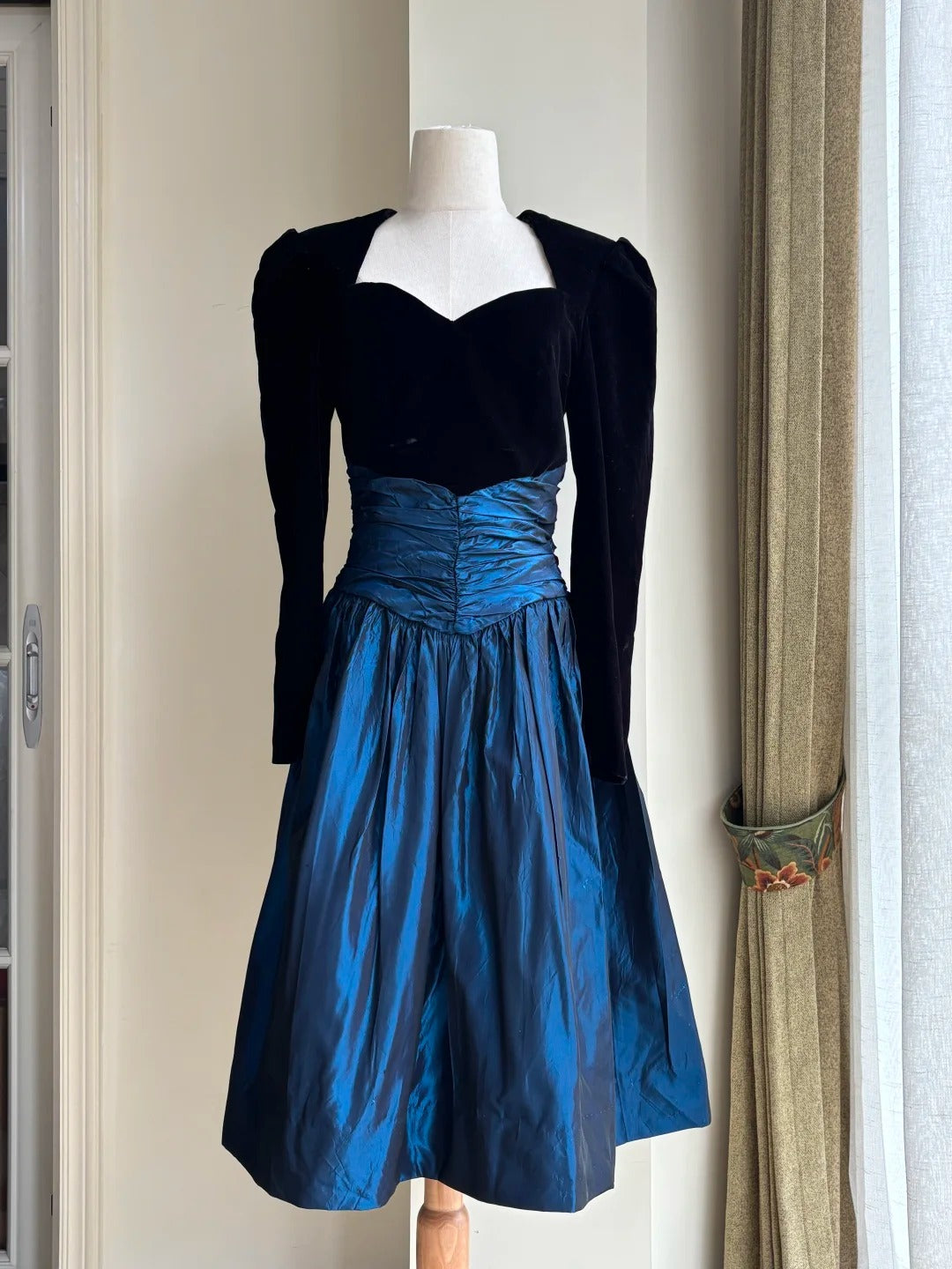 Vintage Black And Blue A-Line Long-Sleeved Velvet And Satin Formal Prom Dresses