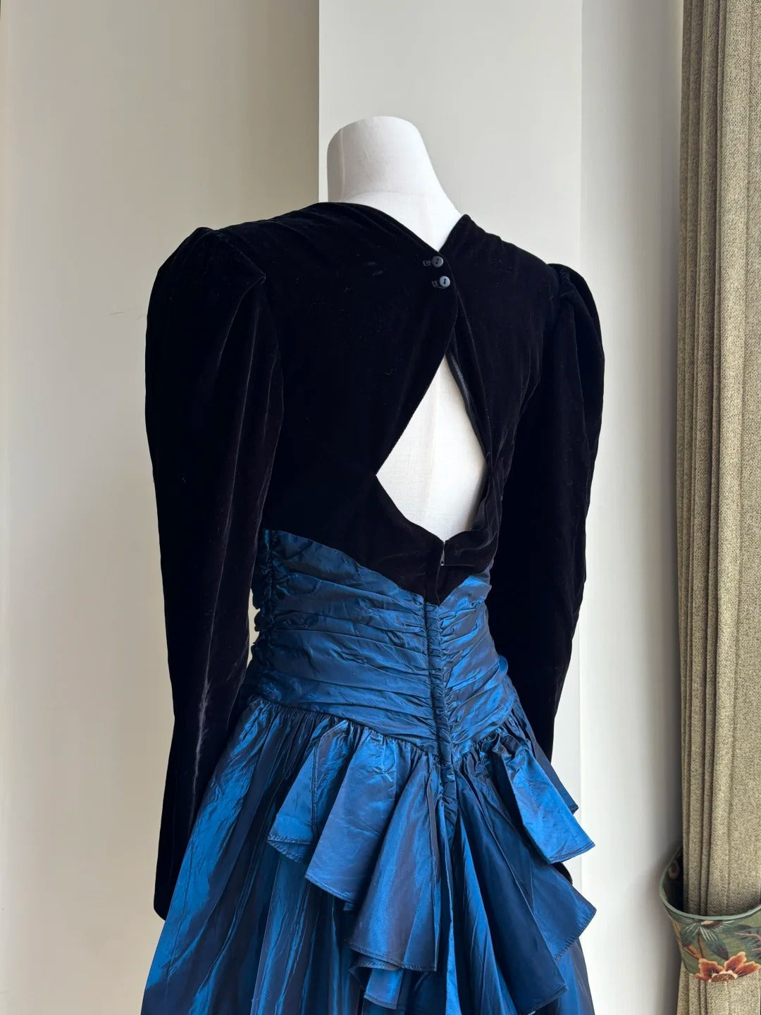 Vintage Black And Blue A-Line Long-Sleeved Velvet And Satin Formal Prom Dresses