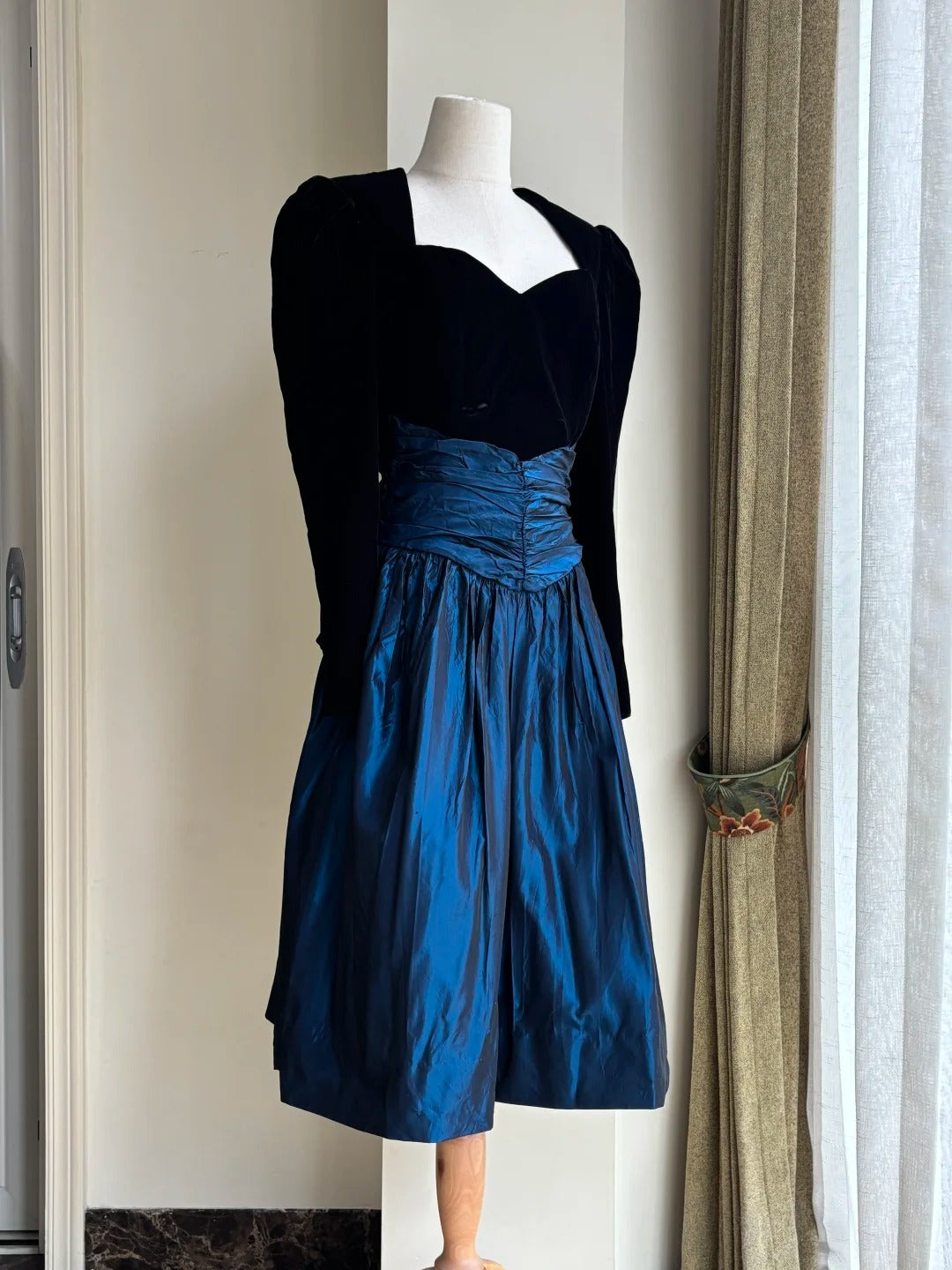 Vintage Black And Blue A-Line Long-Sleeved Velvet And Satin Formal Prom Dresses