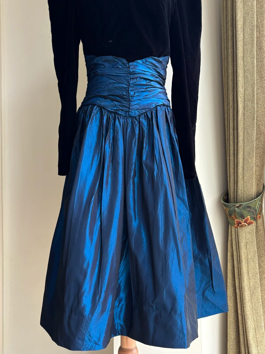 Vintage Black And Blue A-Line Long-Sleeved Velvet And Satin Formal Prom Dresses