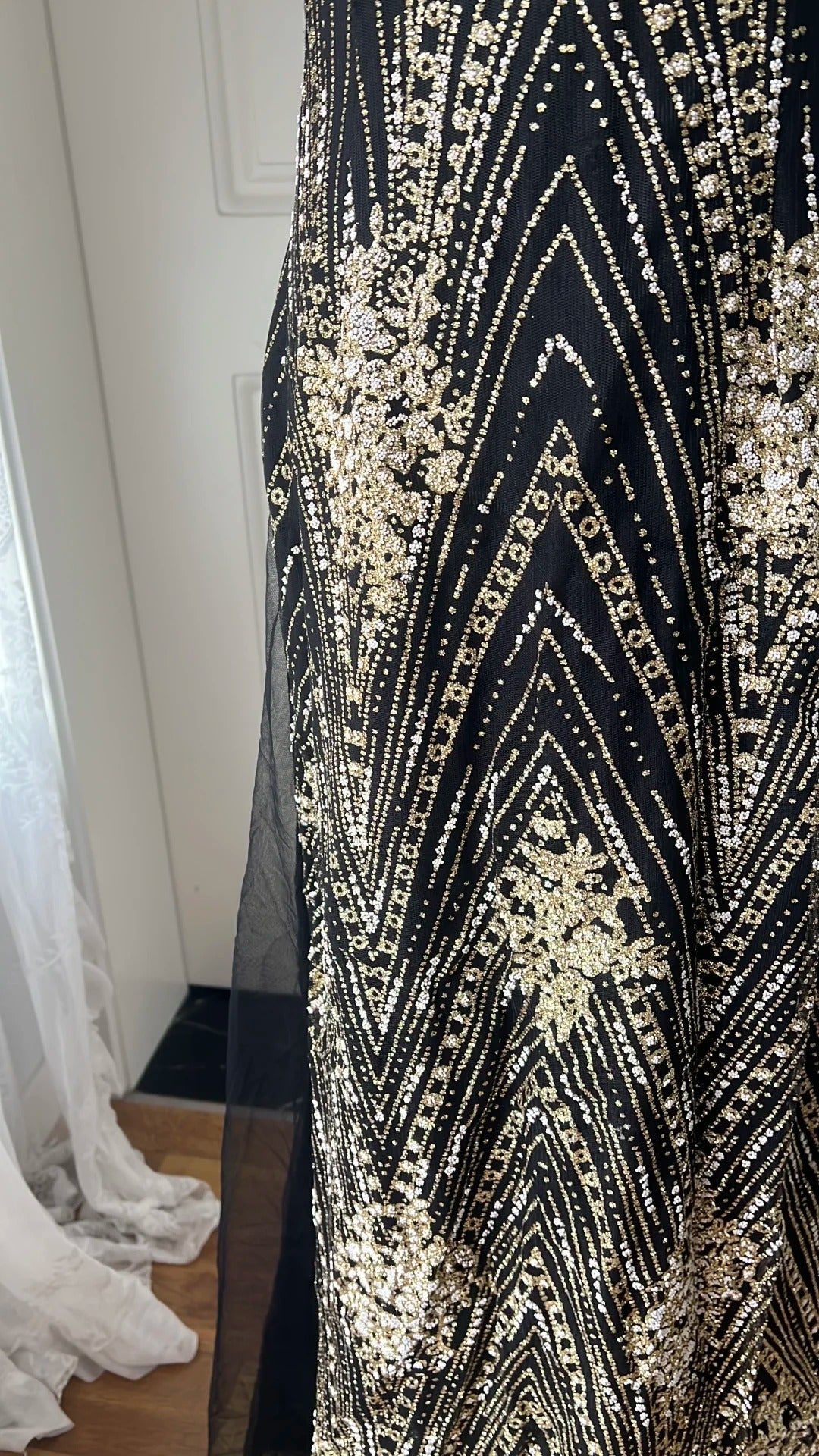 Vintage Black And Gold Mermaid Strappy Sequin Embroidered Long Formal Prom Dresses