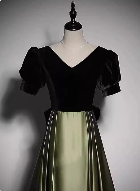 Vintage Black & Green Color Block A-Line V-Neck Velvet Satin Long Formal Prom Dresses Secondary image