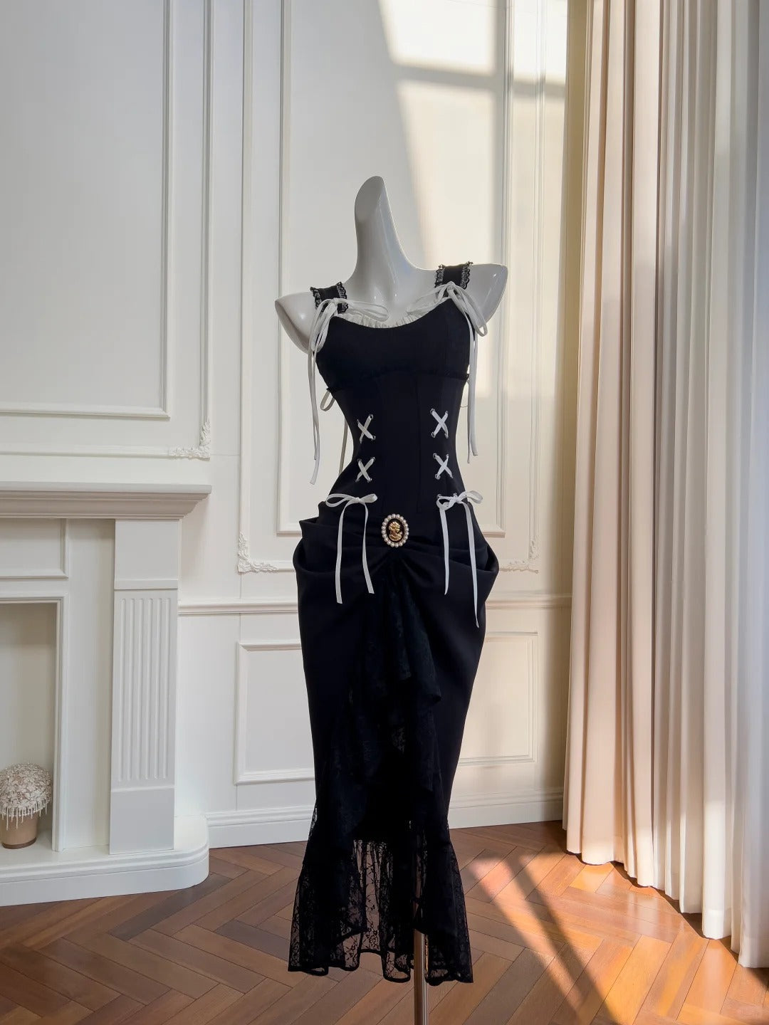 Vintage Black Mermaid Lace And Satin Long Formal Prom Dresses Main image
