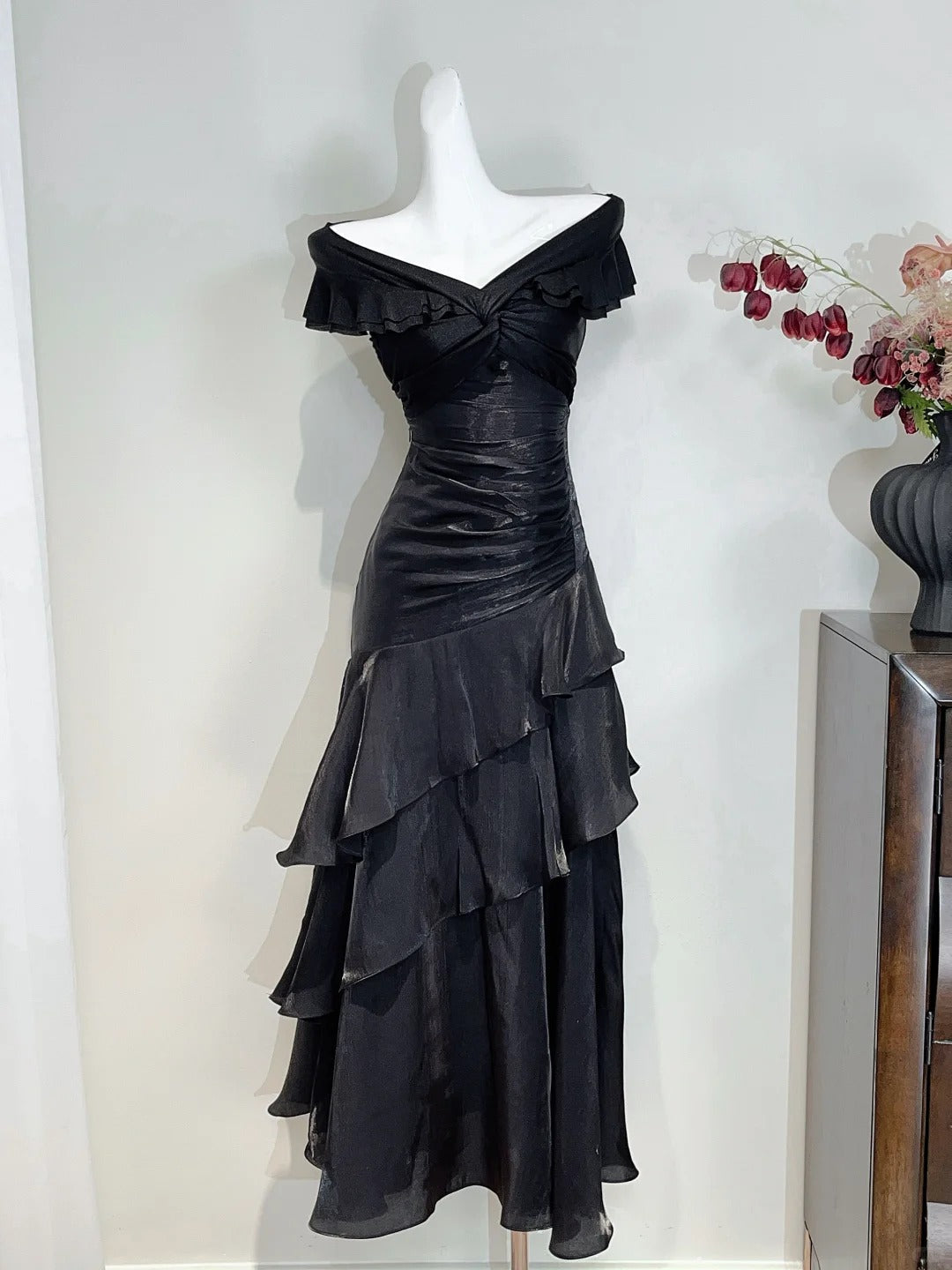 Vintage Black Mermaid One Shoulder Ruffle Satin Formal Prom Dresses Main image