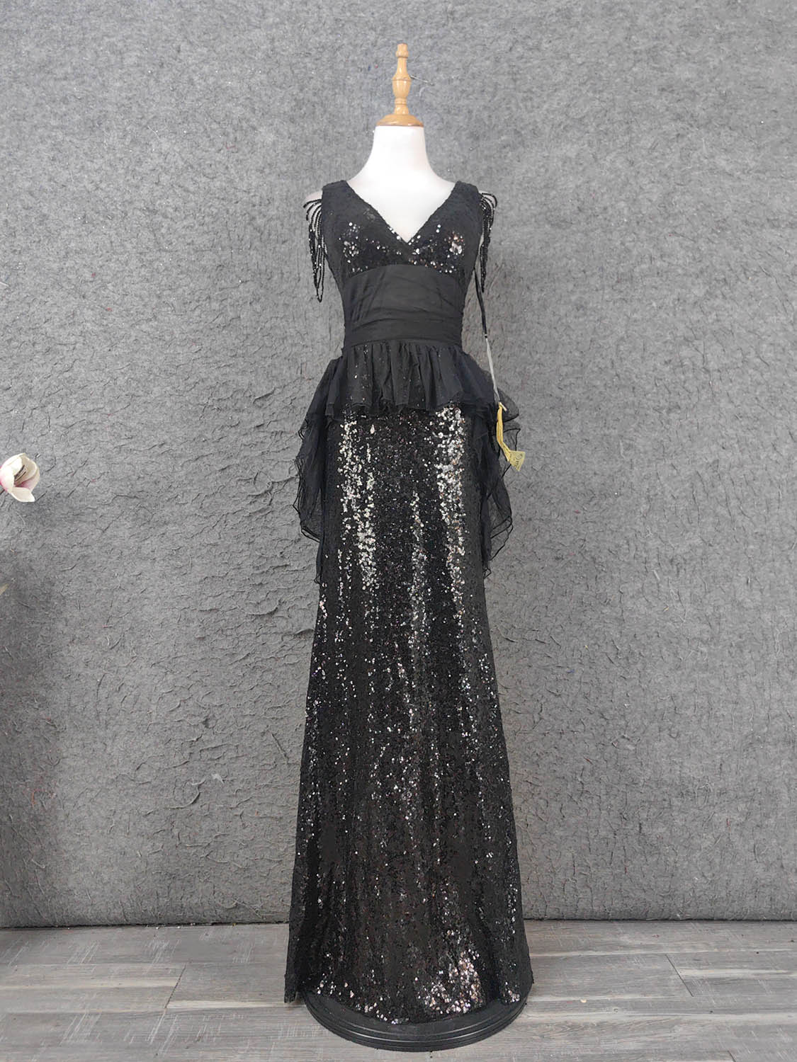 Vintage Black V-Neck Tassel Sequin Tulle Long Formal Prom Dresses