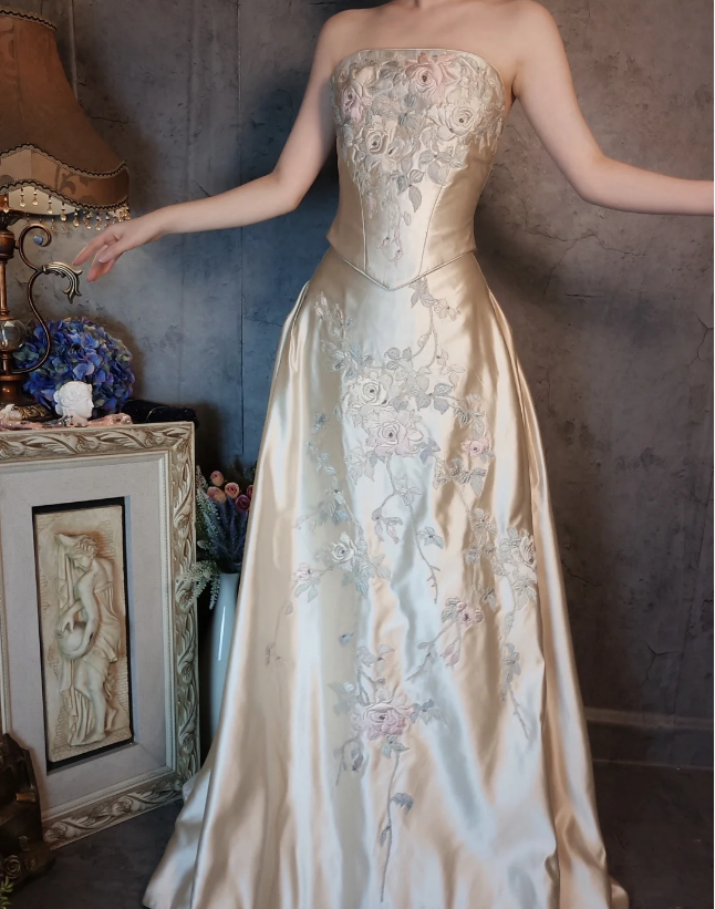 Vintage Champagne Gold A-Line Strapless Embroidered Satin Train Formal Prom Dresses