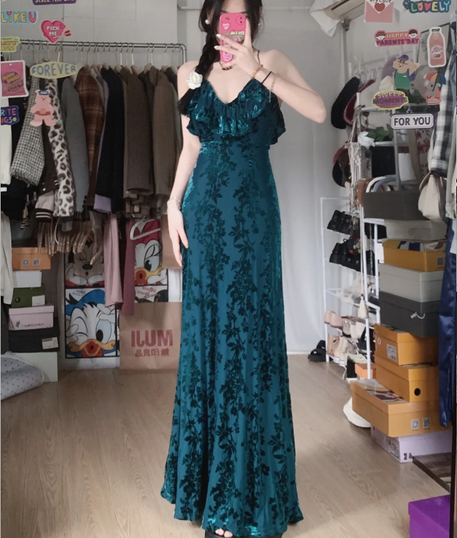Vintage Court Dark Green V-Neck Ruffled Long Formal Prom Dresses Secondary image