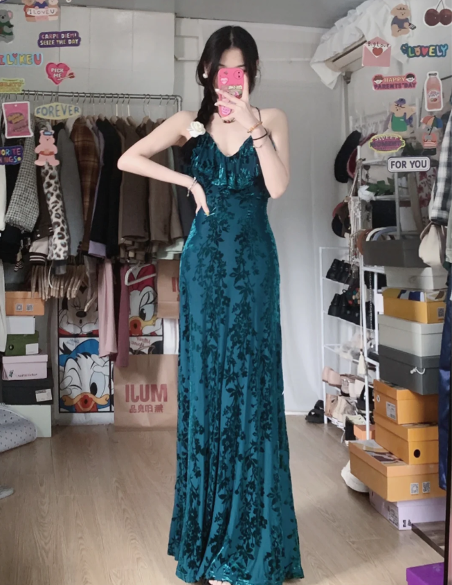 Vintage Court Dark Green V-Neck Ruffled Long Formal Prom Dresses