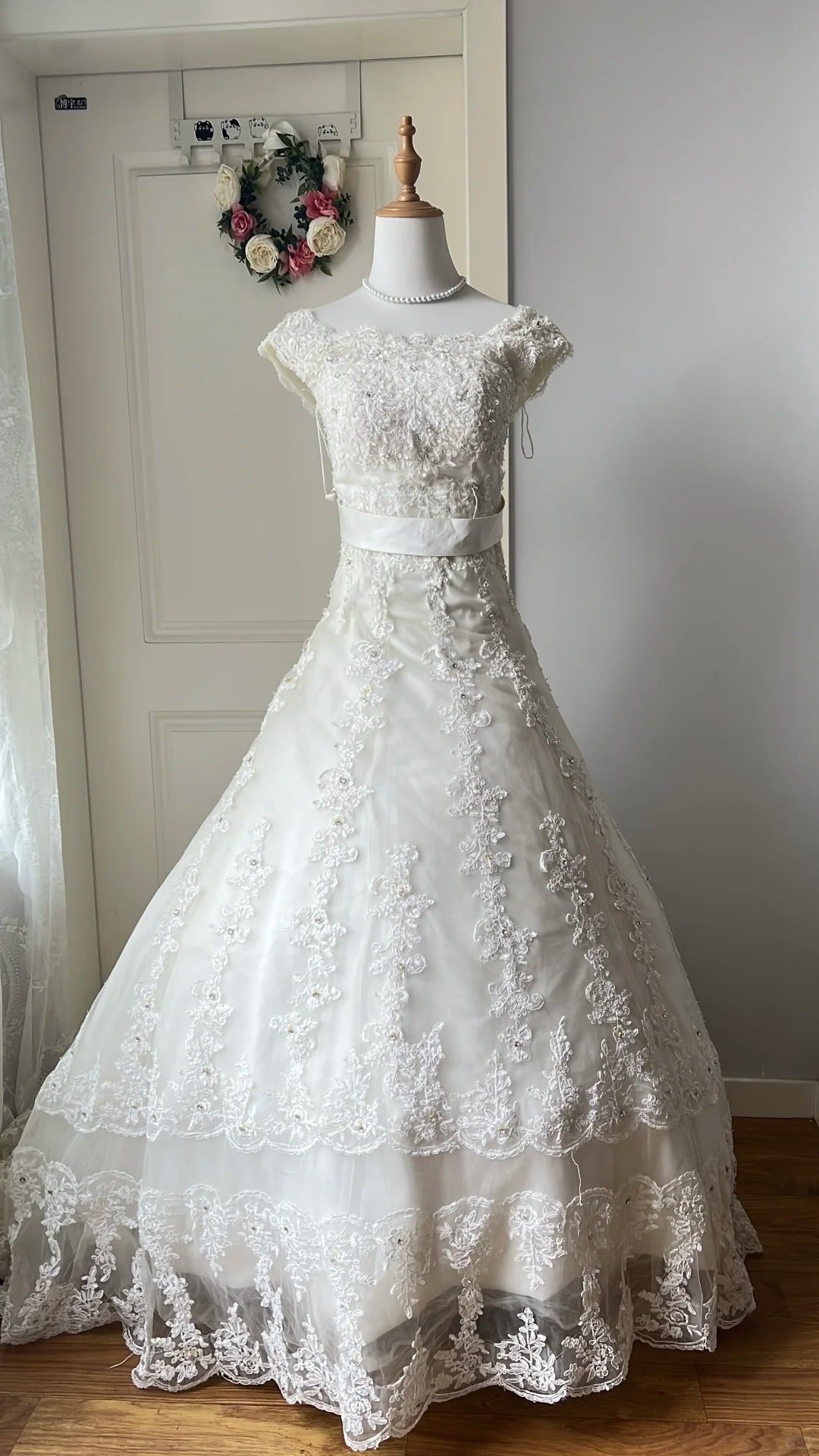 Vintage Court White Round Neck Lace Embroidered Train Ball Gown Wedding Dresses Main image