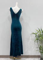 Vintage Deep Peacock Blue Mermaid V-Neck Pearl Slit Velvet Long Formal Prom Dresses
