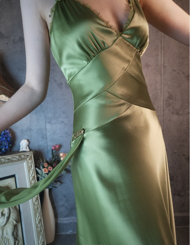 Vintage Elegant Green Deep V-Neck Satin Formal Prom Dresses