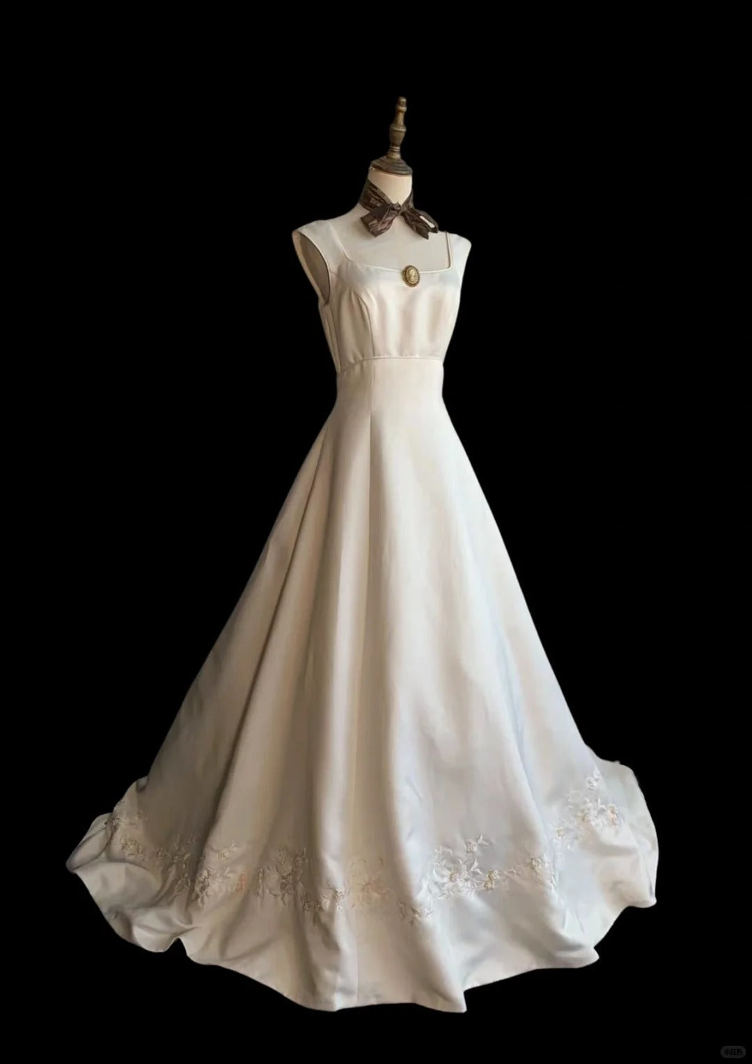 Vintage Elegant Ivory Square Neck Embroidered Satin Train Formal Prom Dresses Wedding Dresses Main image