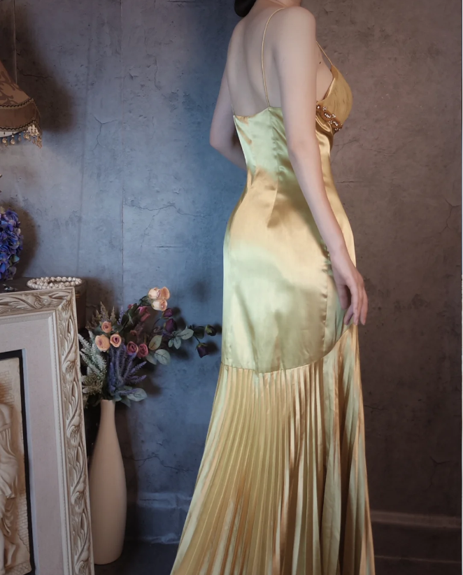 Vintage Green Mermaid Deep V-Neck Pleated Satin Long Formal Prom Dresses