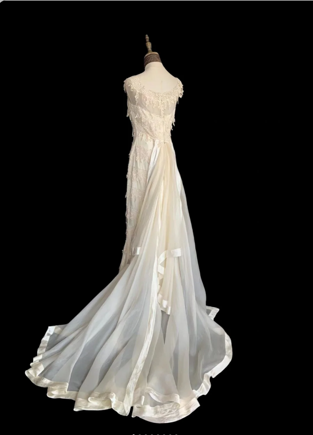 Vintage Ivory Fitted Lace Train Formal Prom Dresses Wedding Dresses Secondary image