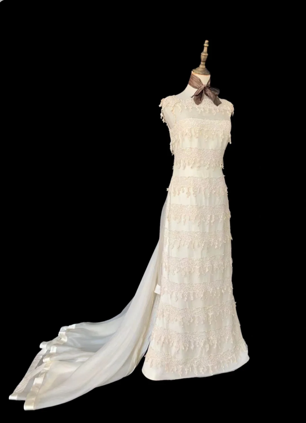 Vintage Ivory Fitted Lace Train Formal Prom Dresses Wedding Dresses Main image