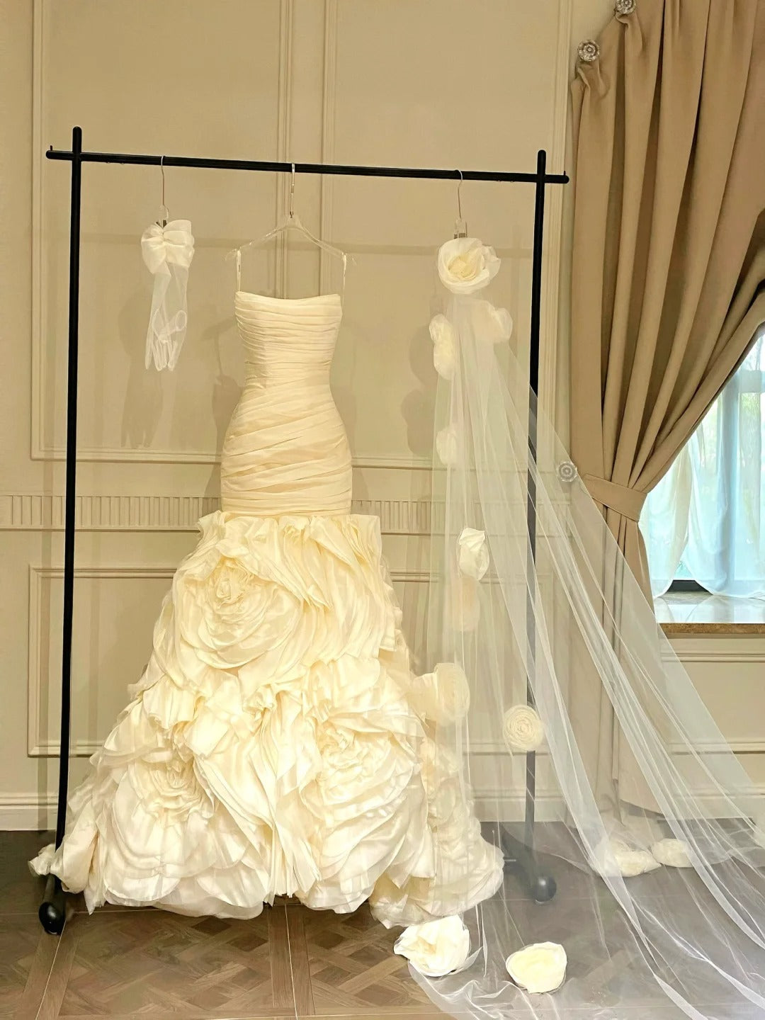 Vintage Ivory Mermaid Strapless 3D Flower Pleated Satin Wedding Dresses Secondary image