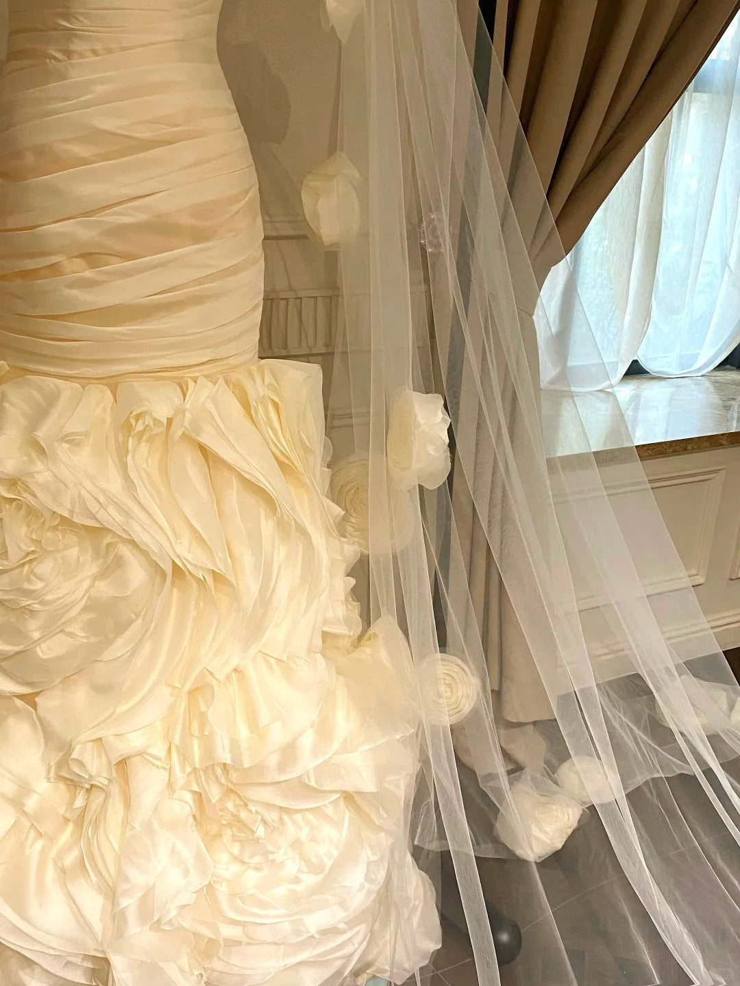 Vintage Ivory Mermaid Strapless 3D Flower Pleated Satin Wedding Dresses