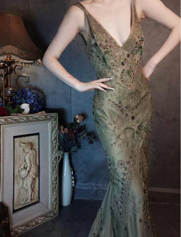 Vintage Luxury Green Mermaid Deep V-Neck Beaded Embroidered Chiffon Long Formal Prom Dresses