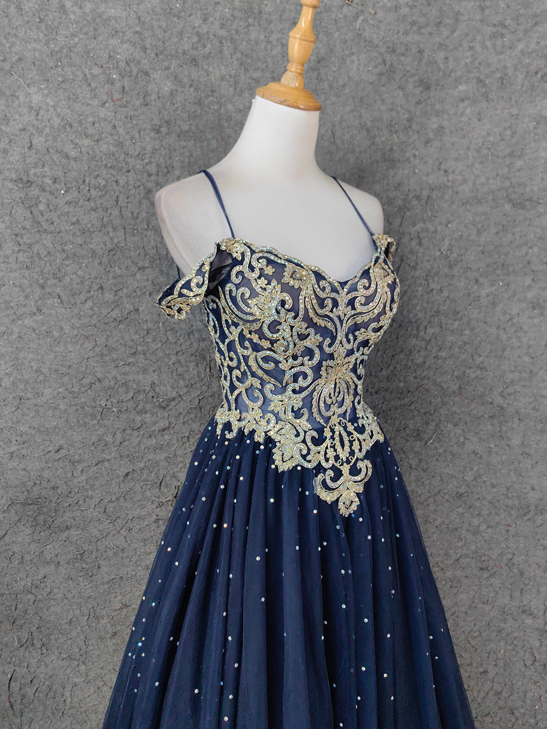 Vintage Navy Blue Off-Shoulder Gold Embroidered Rhinestone Tulle Long Formal Prom Dresses