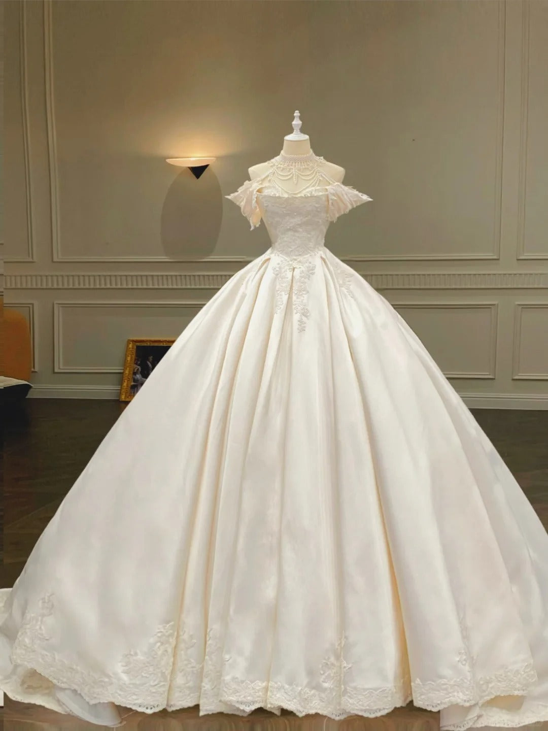 Vintage Palace Ivory Off-The-Shoulder Lace Embroidered Ball Gown Satin Wedding Dresses Secondary image