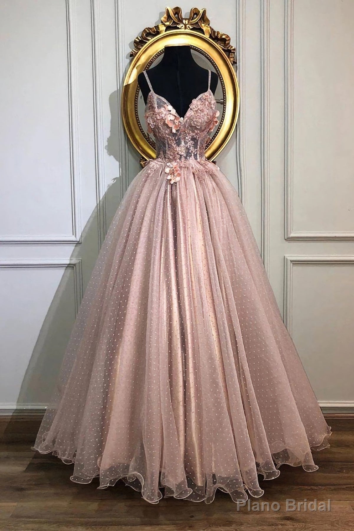 Unique A Line Spaghetti Straps V Neck Tulle Appliques Floor Length Prom Dresses Main image