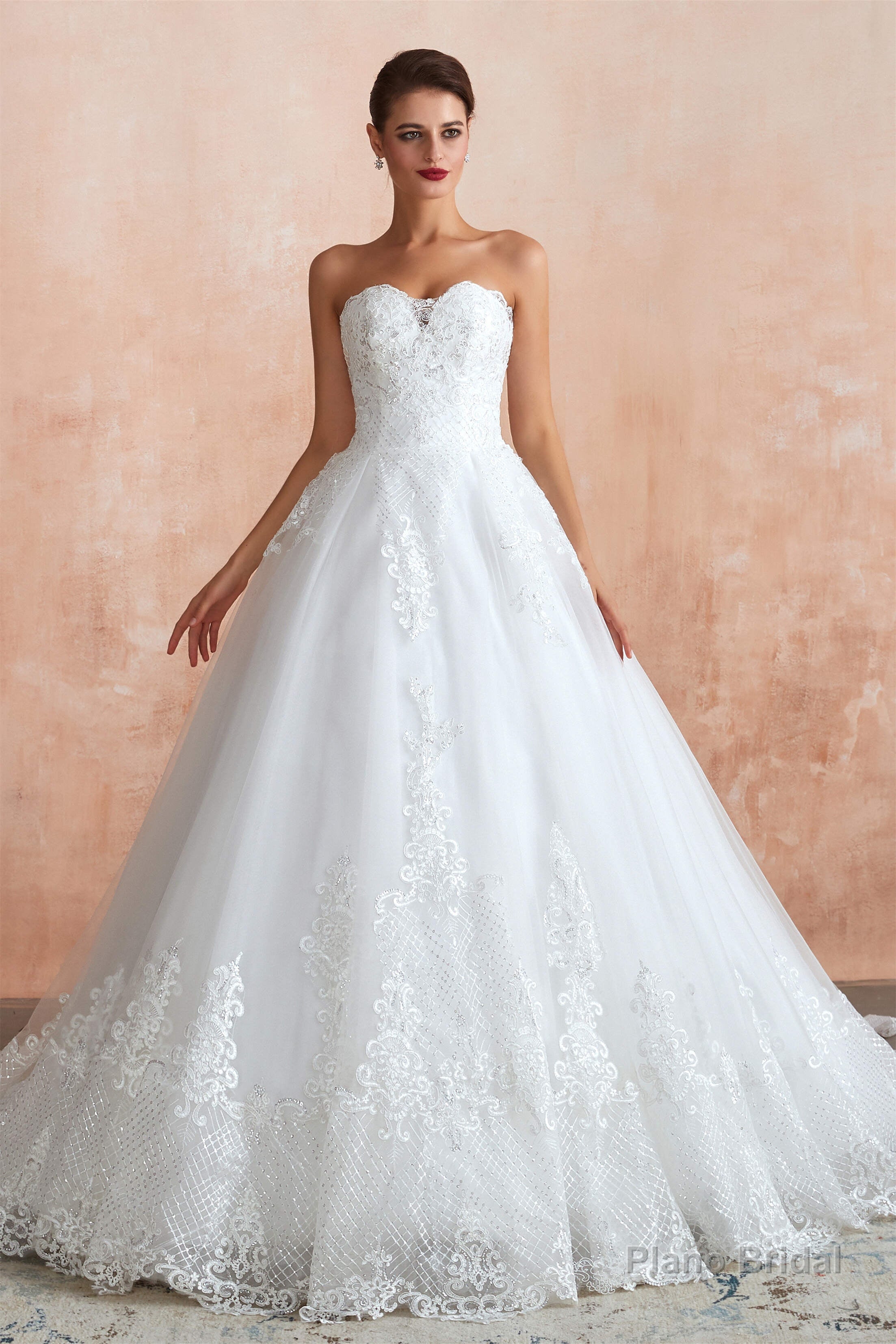 White Ball Gown Tulle Lace Appliques Sweetheart Sequins Wedding Dresses Main image