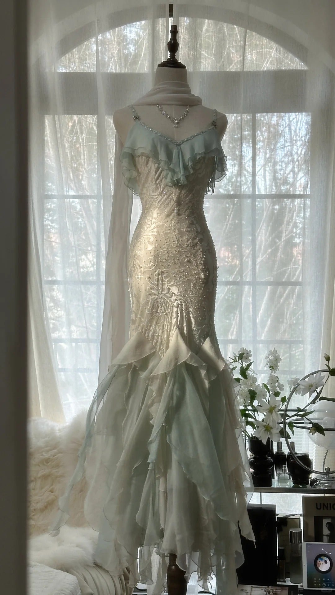 White Mint Green Romantic Fashion Elegant Delicate Beaded Lace Spaghetti Straps Long Tulle Chiffon Ruffle Ball Gown Formal Evening Gown Party Dresses